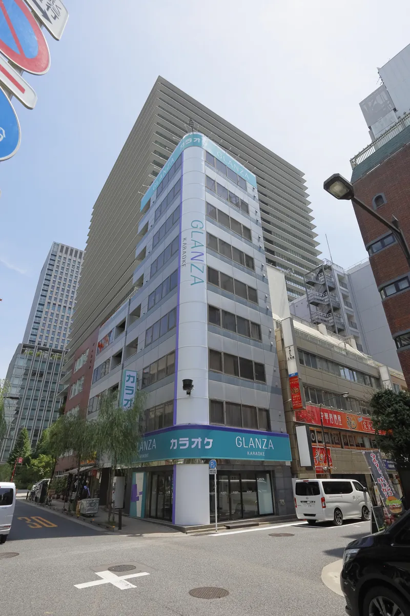 カラオケ GLANZA京橋が入る京橋三丁目ビルの外観
